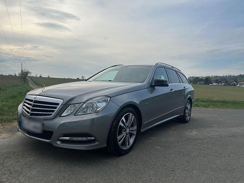 Gebraucht Mercedes E200 136 PS (100 kW) 2011 Grau Kombi