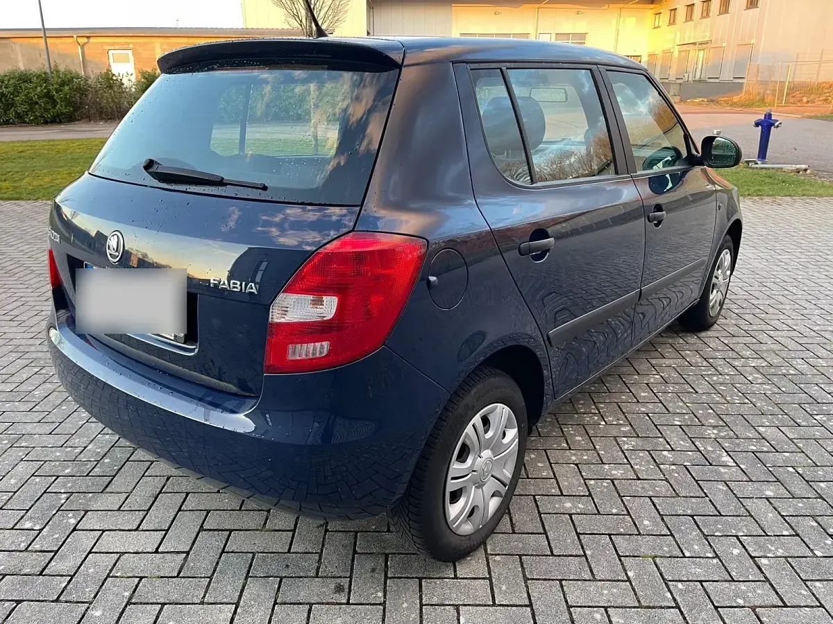 Gebraucht Skoda Fabia 60 PS (44 kW) 2013 Blau Kleinwagen