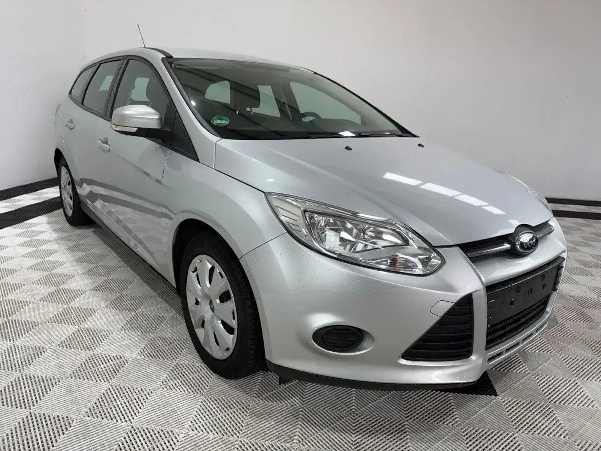 Gebraucht Ford Focus Trend 116 PS (85 kW) 2013 Grau Kombi