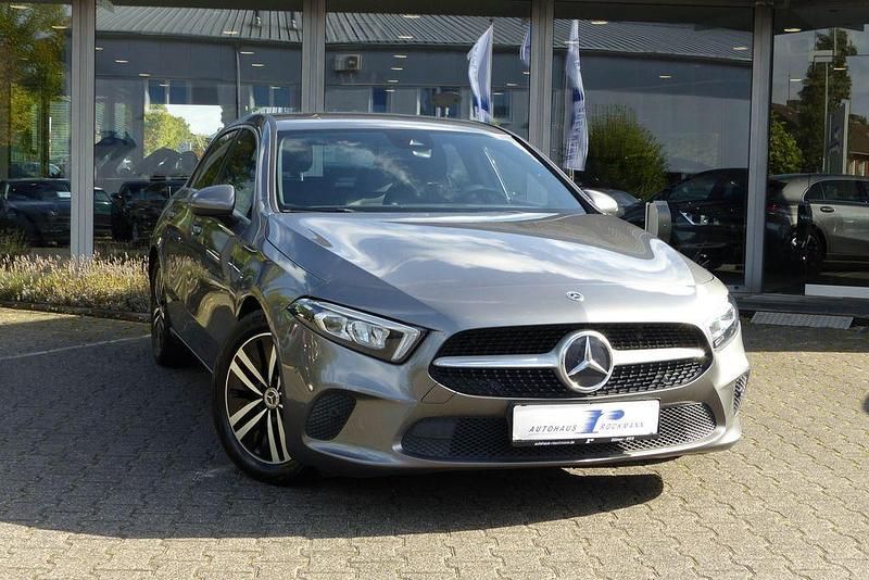 Mountaingrau Gebraucht 2021 Mercedes A200 Limousine | 22.490 € (Fairer Preis) - Bild 1/4