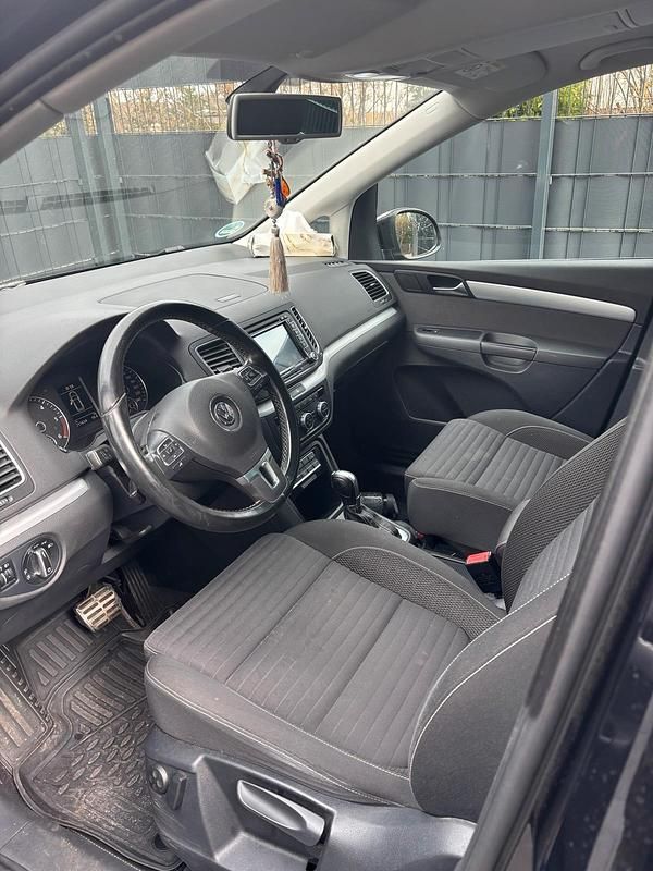 Second-hand VW Sharan 140 CP (102 kW) 2014 Negru Monovolum
