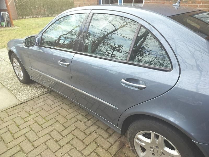 Gebraucht Mercedes E220 Elegance 170 PS (125 kW) 2007 Blau Limousine