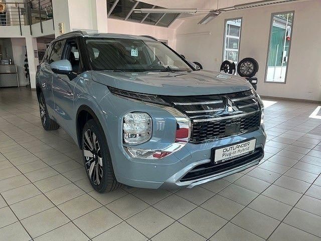Grau Neu 2025 Mitsubishi Outlander P-HEV Top SUV | 57.990 € (Teuer) - Bild 1/3