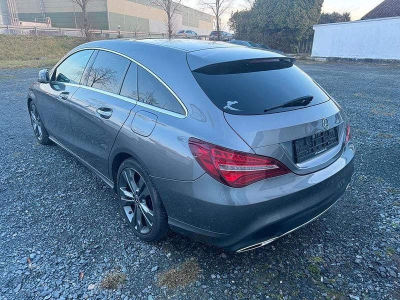 Gebraucht Mercedes CLA220 Shooting Brake Urban 177 PS (130 kW) 2017 Mountaingrau  met. Kombi