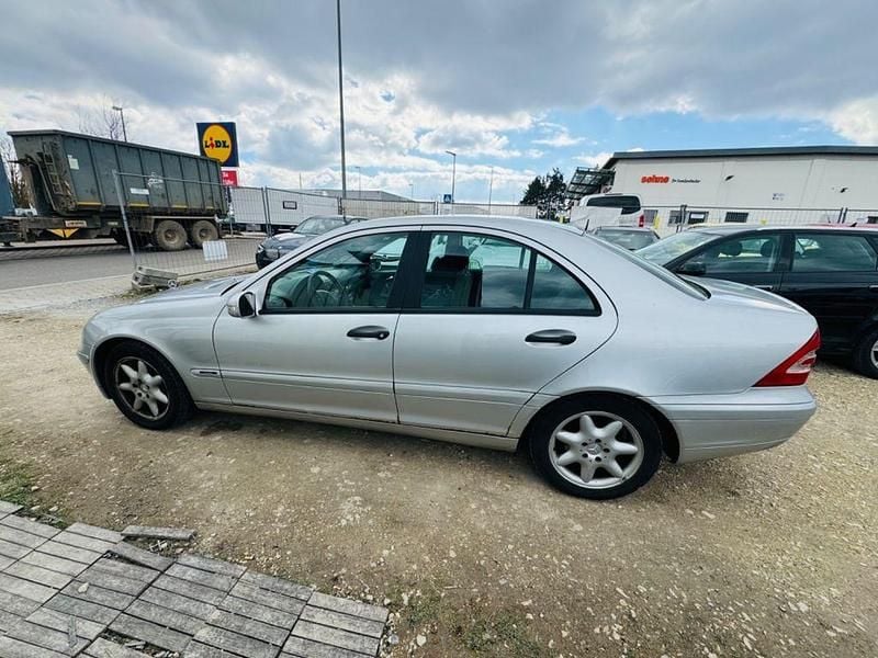 Grau Gebraucht 2001 Mercedes C180 Avantgarde Limousine | 2.399 € (Guter Preis) - Bild 1/4