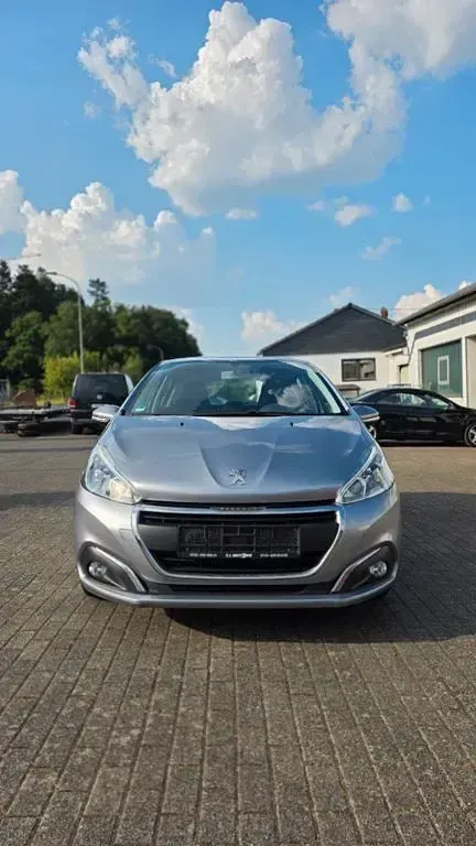 Gebraucht Peugeot 208 Active 102 PS (75 kW) 2019 Grau Kleinwagen