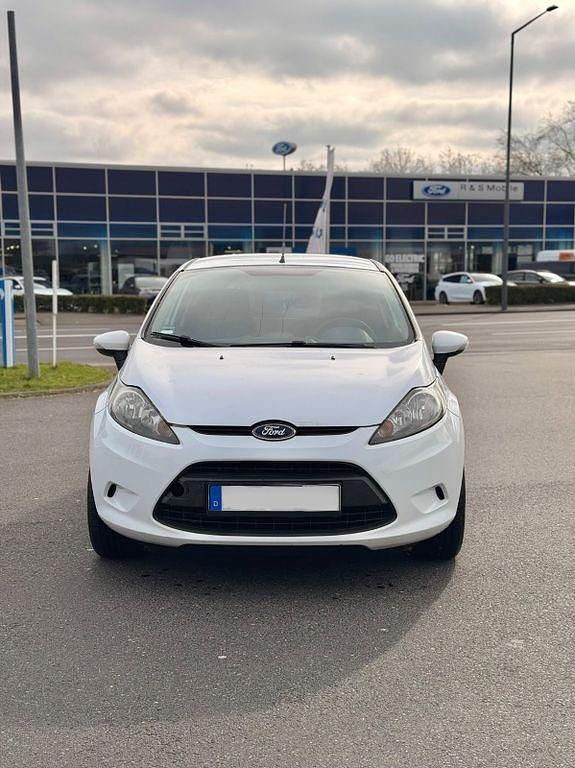 Gebraucht Ford Fiesta Trend 60 PS (44 kW) 2012 Weiß Kleinwagen
