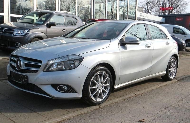 Silber Gebraucht 2015 Mercedes A200 Urban Limousine | 10.999 € (Guter Preis) - Bild 1/4