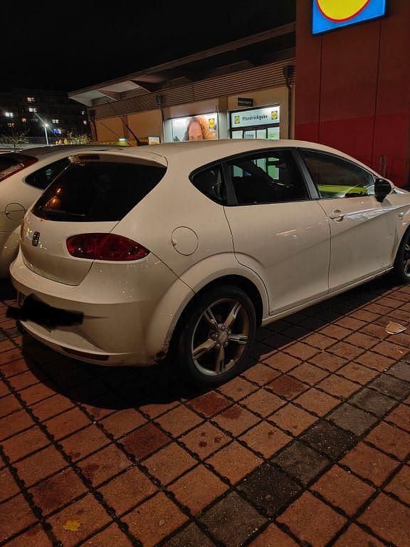Weiß Gebraucht 2009 Seat Leon Reference Limousine | 1.800 € (Superpreis) - Bild 1/4