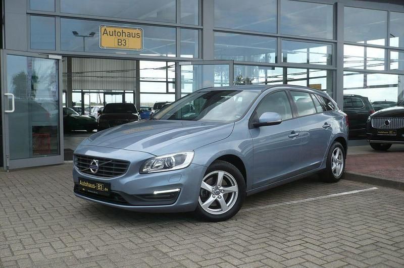 Blau Gebraucht 2017 Volvo V60 Business Edition Kombi | 15.551 € (Fairer Preis) - Bild 1/4