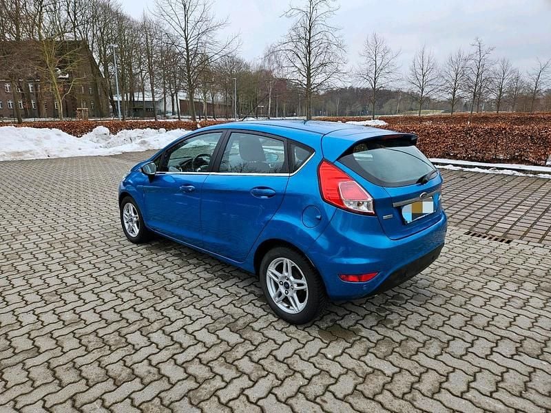 Gebraucht Ford Fiesta Titanium 101 PS (74 kW) 2013 Blau Kleinwagen