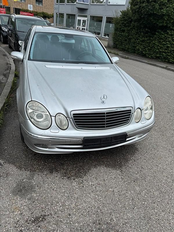Silber Gebraucht 2005 Mercedes E200 Avantgarde Limousine | 5.450 € (Guter Preis) - Bild 1/4