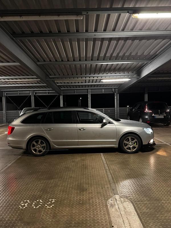 Gebraucht Skoda Superb 170 PS (125 kW) 2013 Silber Kombi