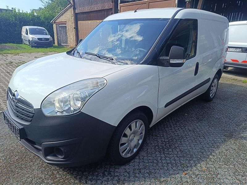 Weiß Gebraucht 2017 Opel Combo Van / Kleinbus | 5.990 € (Guter Preis) - Bild 1/4