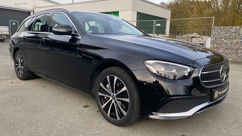 Gebraucht Mercedes E300 Avantgarde 194 PS (142 kW) 2022 Schwarz Limousine