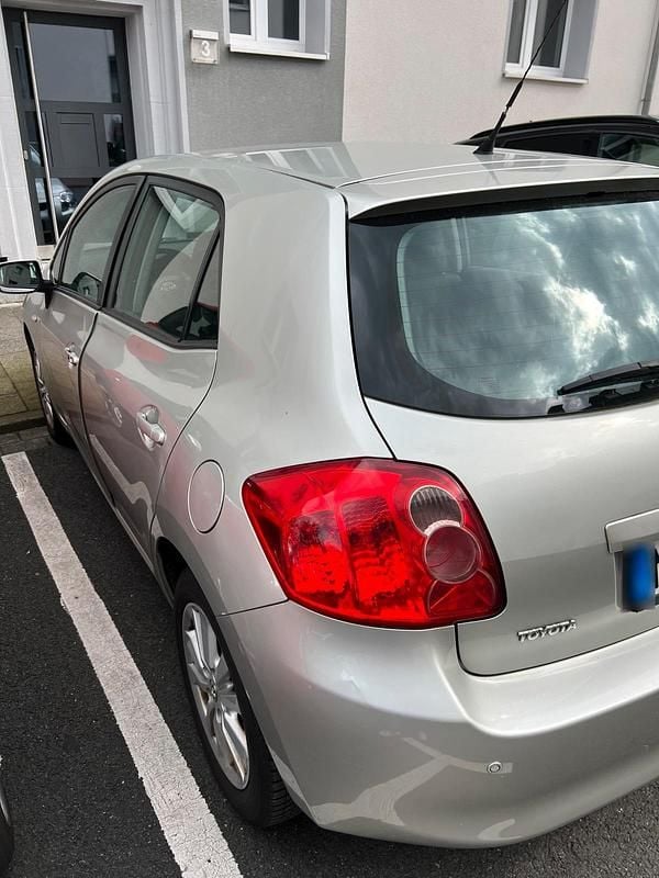 Gebraucht Toyota Auris 124 PS (91 kW) 2007 Silber Kleinwagen