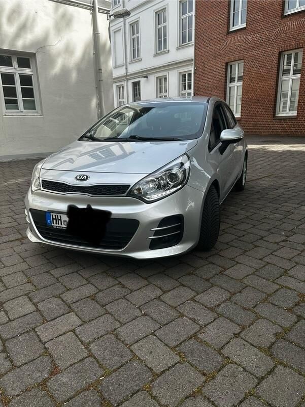 Silber Gebraucht 2015 Kia Rio 2 Limousine | 10.790 € (Etwas zu teuer) - Bild 1/4