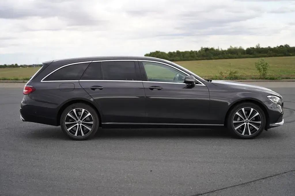 Gebraucht Mercedes E300 306 PS (225 kW) 2022 Grau Limousine