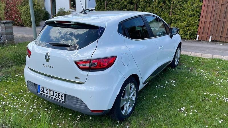 Gebraucht Renault Clio IV Luxe 90 PS (66 kW) 2015 Weiß Kleinwagen