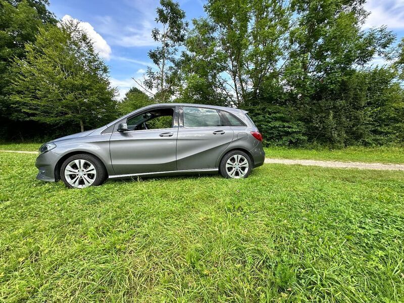 Braun Gebraucht 2017 Mercedes B180 Van / Kleinbus | 16.750 € (Fairer Preis) - Bild 1/4