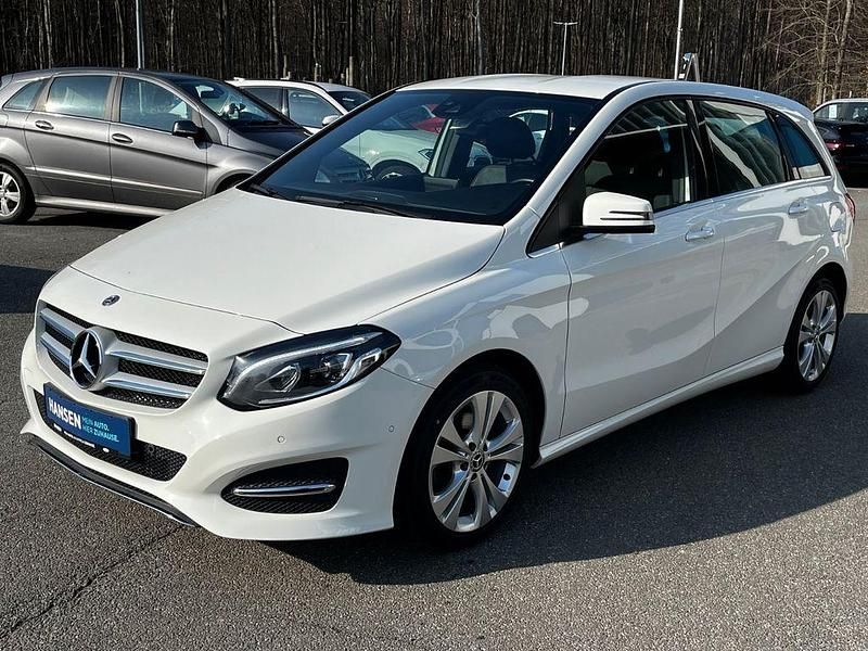 Gebraucht Mercedes B200 156 PS (114 kW) 2017 Weiß Van / Kleinbus