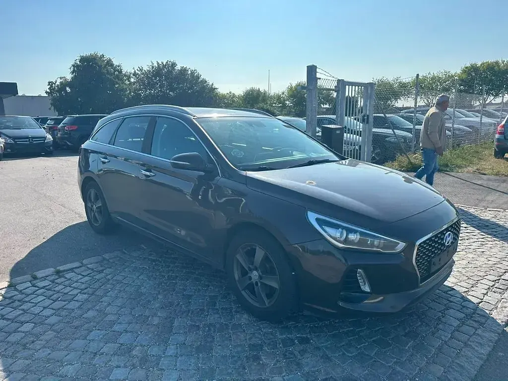 Gebraucht Hyundai i30 Premium 140 PS (102 kW) 2017 Braun Limousine