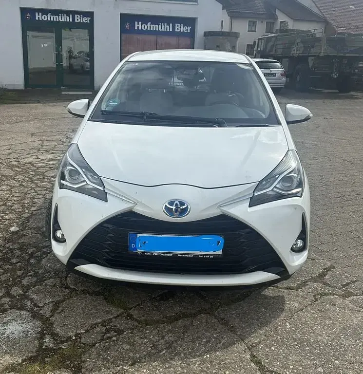 Gebraucht Toyota Yaris 73 PS (53 kW) 2017 Weiß Limousine
