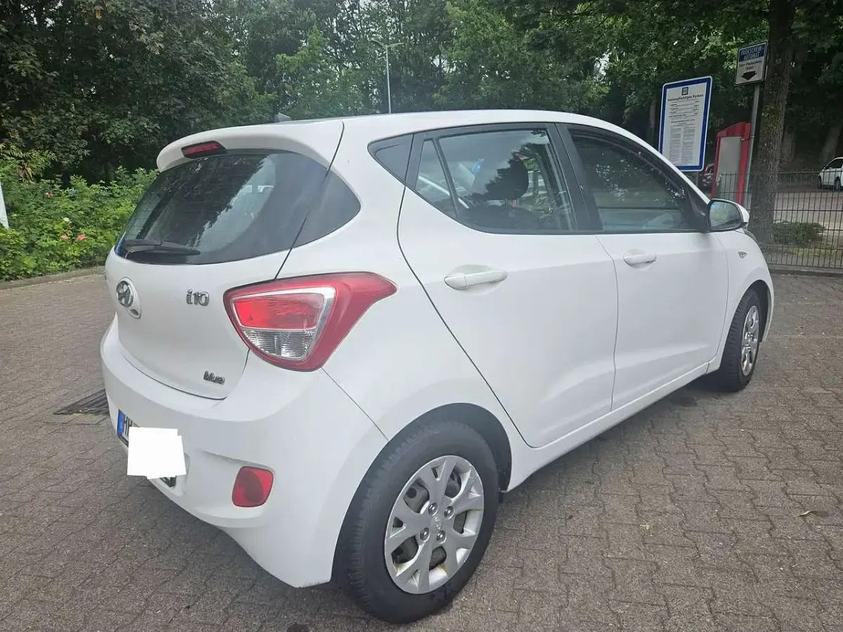 Gebraucht Hyundai i10 69 PS (50 kW) 2014 Weiß Kleinwagen