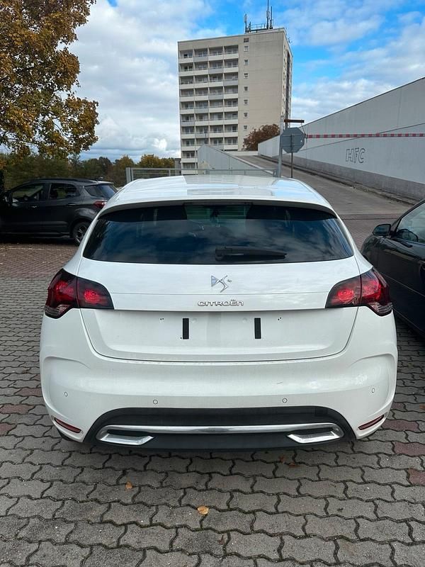 Weiß Gebraucht 2011 Citroën DS4 So Chic Kleinwagen | 7.100 € (Fairer Preis) - Bild 1/4