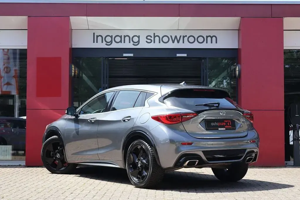 Gebraucht Infiniti Q30 Sport Tech 156 PS (114 kW) 2017 Grau Limousine
