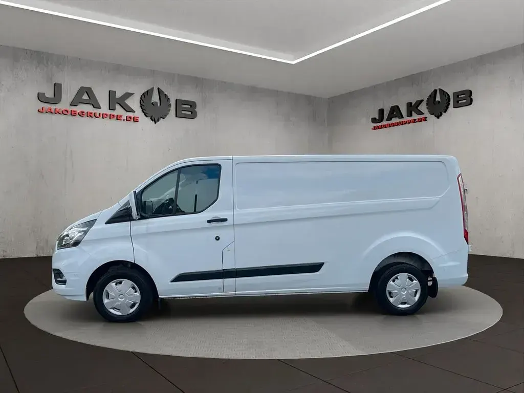 Używany Ford 300 Trend 105 KM (77 kW) 2022 Biały Minivan
