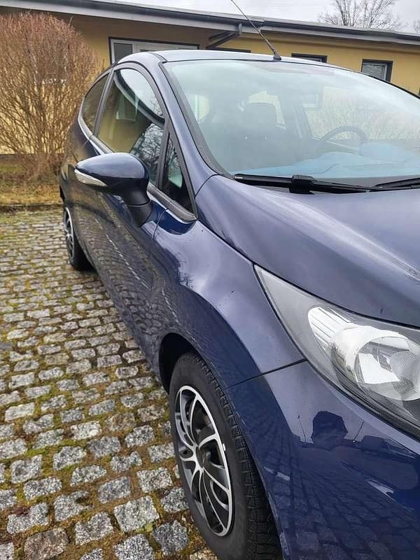 Gebraucht Ford Fiesta Ambiente 82 PS (60 kW) 2009 Blau Kleinwagen