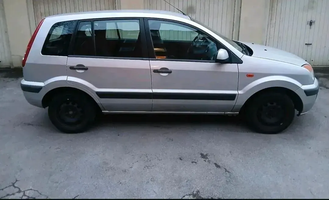 Gebraucht Ford Fiesta 80 PS (58 kW) 2011 Silber Kombi