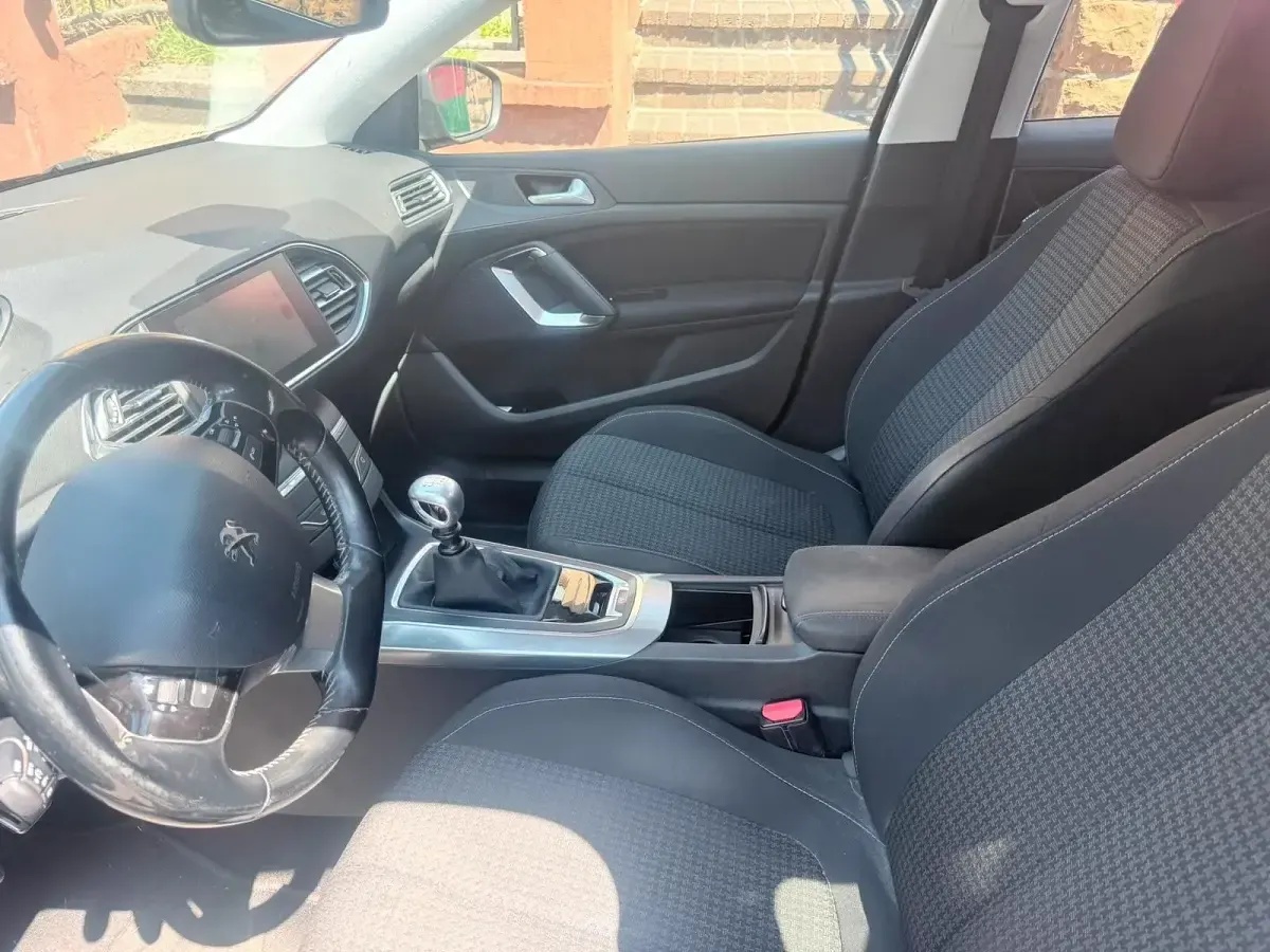 Gebraucht Peugeot 308 120 PS (88 kW) 2017 Schwarz Kleinwagen