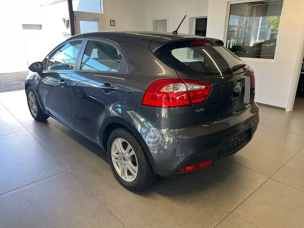 Gebraucht Kia Rio 109 PS (80 kW) 2013 Grau Limousine