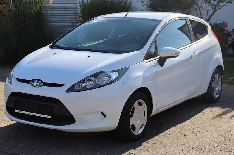 Weiß Gebraucht 2010 Ford Fiesta Trend Kleinwagen | 3.699 € (Fairer Preis) - Bild 1/4