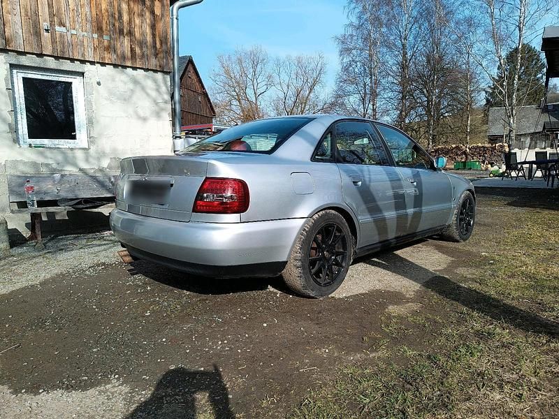 Second-hand Audi A4 150 CP (110 kW) 1995 Argintiu Berlinǎ