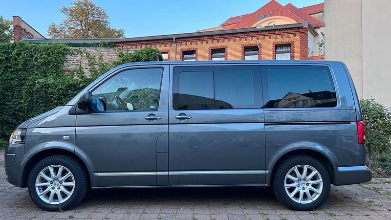 Grau Gebraucht 2010 VW Multivan Highline Van | 21.500 € - Bild 1/4