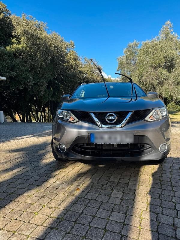 Grau Gebraucht 2015 Nissan Qashqai SUV | 16.700 € - Bild 1/4