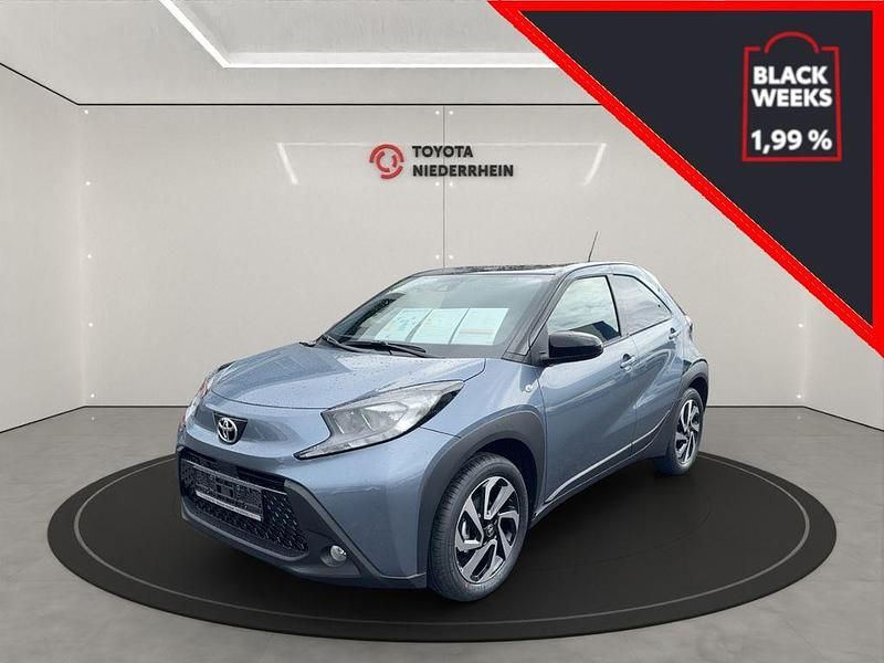 Grau Neu 2024 Toyota Aygo X-plore Kleinwagen | 21.888 € - Bild 1/4