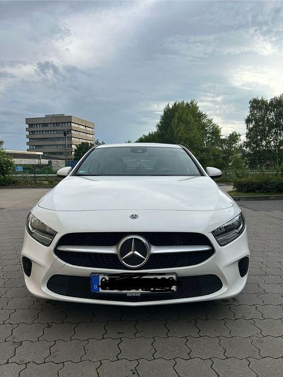 Weiß Gebraucht 2019 Mercedes A180 Limousine | 18.999 € (Superpreis) - Bild 1/4