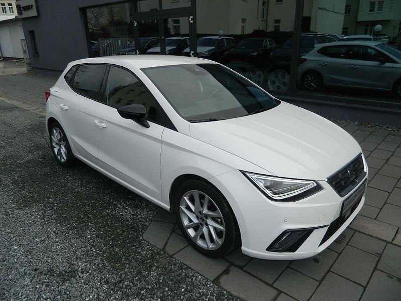 Weiß Gebraucht 2022 Seat Ibiza FR Limousine | 18.990 € (Fairer Preis) - Bild 1/4