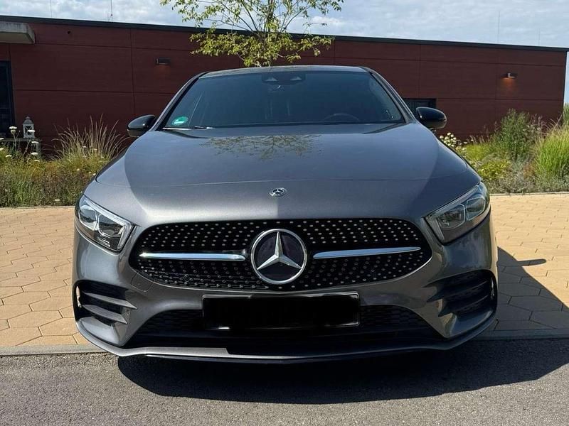 Grau Gebraucht 2018 Mercedes A200 AMG line Limousine | 21.950 € (Fairer Preis) - Bild 1/4