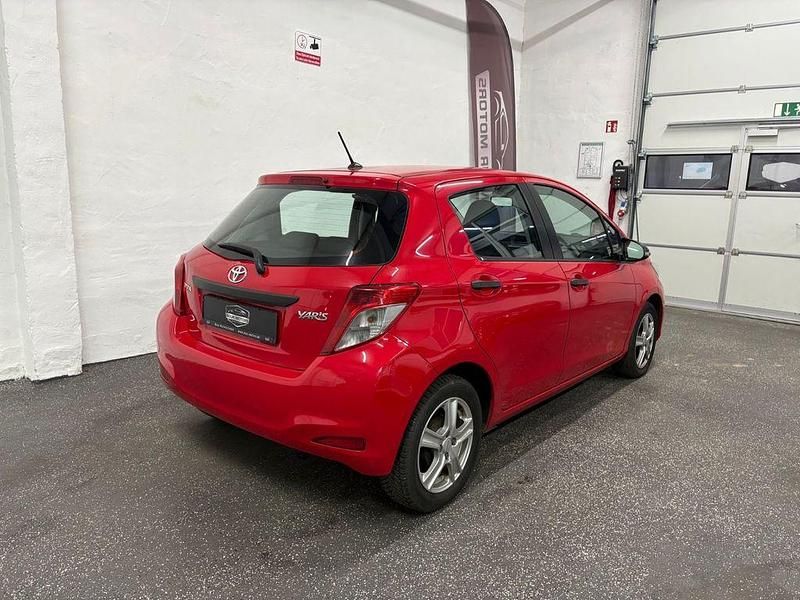 Gebraucht Toyota Yaris Cool 69 PS (50 kW) 2012 Rot Limousine