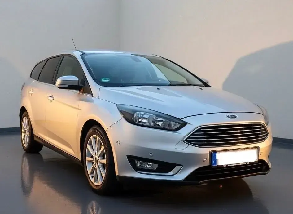 Gebraucht Ford Focus Titanium 125 PS (91 kW) 2016 Grau Limousine