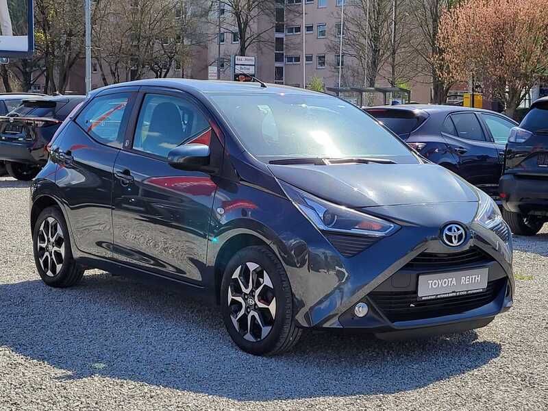 Gebraucht Toyota Aygo X-play 72 PS (52 kW) 2020 Rauchgrau mica (metallic) Kleinwagen