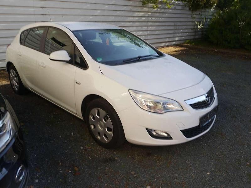 Gebraucht Opel Astra Selection 87 PS (63 kW) 2011 Schneeweiss/summitwhite/arctic Kleinwagen