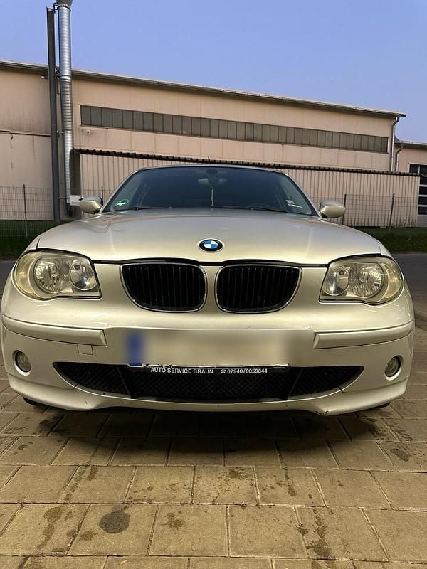 Grau Gebraucht 2004 BMW 118 Kleinwagen | 1.549 € - Bild 1/4