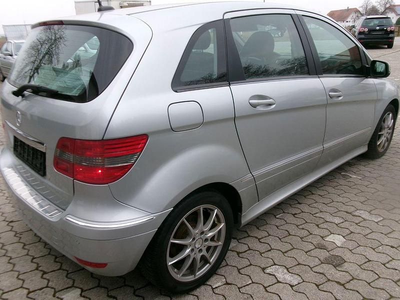 Gebraucht Mercedes B180 109 PS (80 kW) 2011 Silber Van / Kleinbus