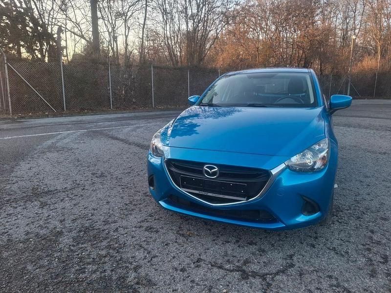 Blau Gebraucht 2016 Mazda 2 Center-Line Limousine | 7.999 € (Fairer Preis) - Bild 1/4